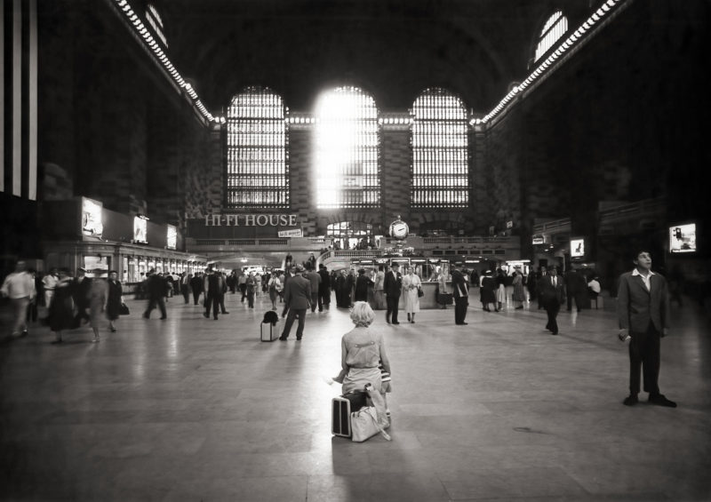 09/1958 - A woman waits in Grand Central