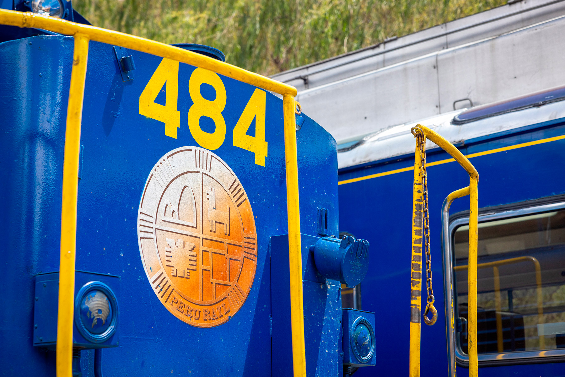 The PeruRail crest on a locomotive at Ollantaytambo